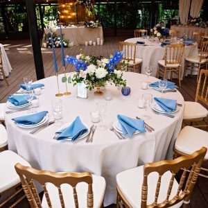 festive-wedding-table-setting-with-blue-linen-nap-2025-03-08-09-10-33-utc